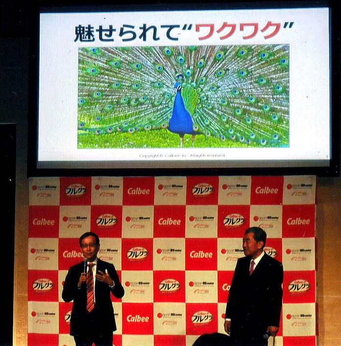 松本晃会長兼ＣＥＯ（カルビー）㊨とダニエル・チャンＣＥＯ（アリババ）