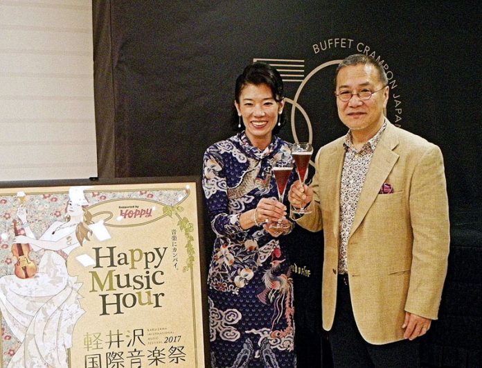 石渡美奈社長㊧（ホッピービバレッジ）と音楽監督の横川晴児氏（軽井沢国際音楽祭）