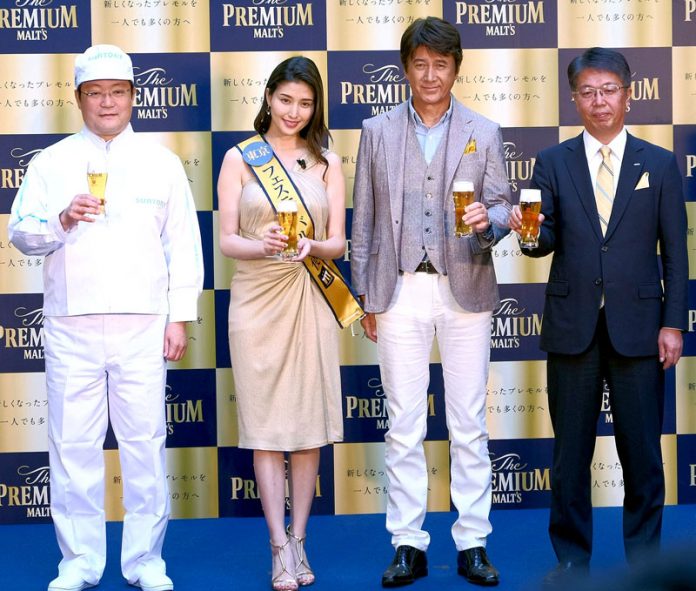 （右から）山田賢治社長、草刈正雄さん、橋本マナミさん、岡賀根雄氏（>ザ・プレミアム・モルツフェスティバル）