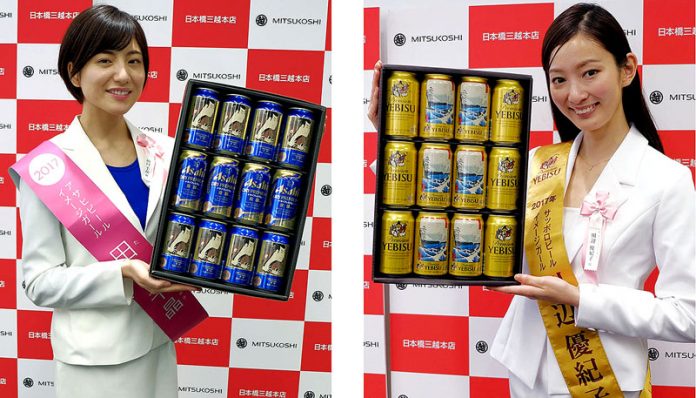 アサヒビールイメージガールの田口千晶さん㊧とサッポロビールイメージガールの川辺優紀子さん