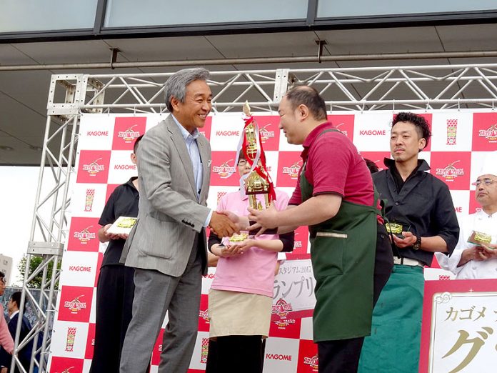 グランプリの宮本さんにトロフィーを授与する寺田直行社長㊧(カゴメ)