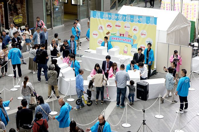 二子玉川ライズガレリア ４千個配布 関東アイスクリーム協会
