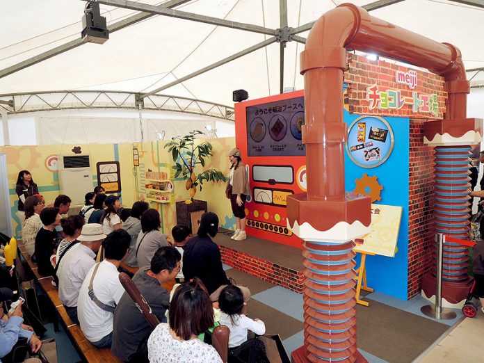 「チョコレート工場」を出展した明治のブース(お伊勢さん菓子博２０１７)