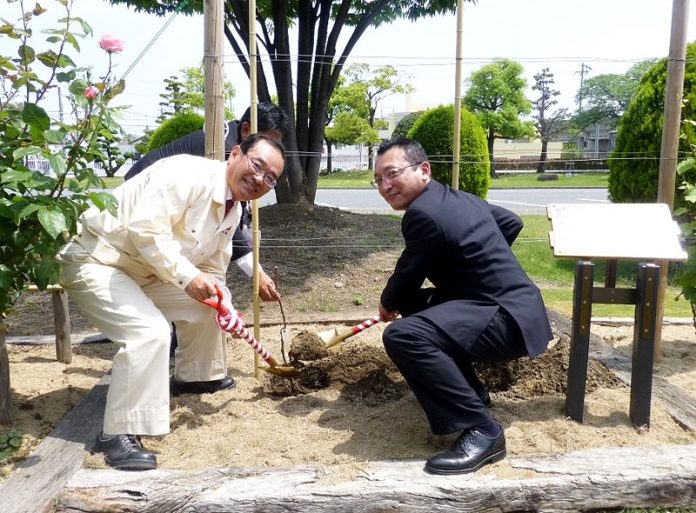 メルシャン 佐藤真悦中部圏統括支社（右）と石島寿也キリンビール名古屋工場長