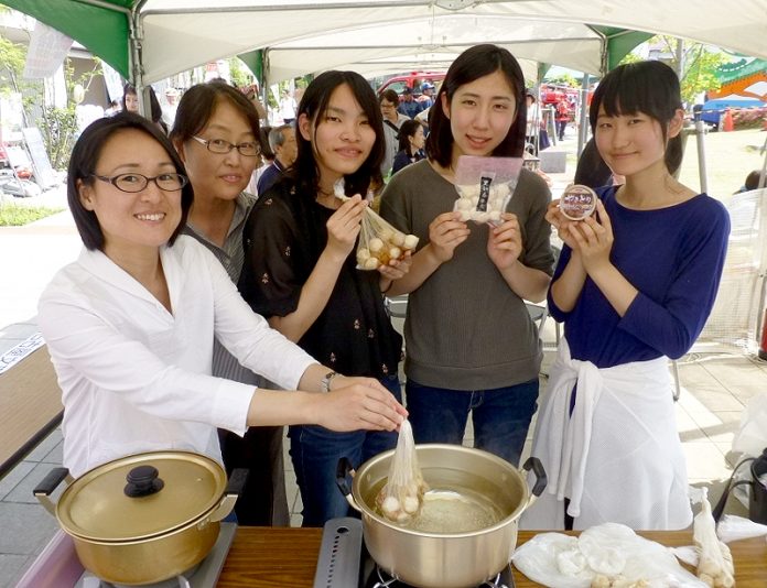 サバメシ　日比野久美子名古屋文理大学短期大学部教授（写真左から２人目）