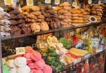 菓子流通ウオッチング 関口快流理事長が続投 「70周年は新役員体制で」 全国菓子卸商業組合連合会 第33回通常総会