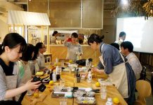 キリンビバレッジ「世界のKitchenから」 限られたファンに深く価値伝達 ワークショップの様子「ほろにがピール漬け蜂蜜レモン」