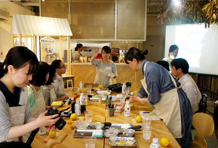 ワークショップの様子「ほろにがピール漬け蜂蜜レモン」