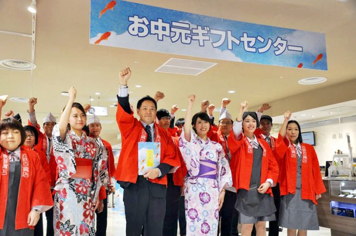 商戦の成功を祈願して「頑張ろう！」の声かけで気合を入れる（あべのハルカス近鉄本店）