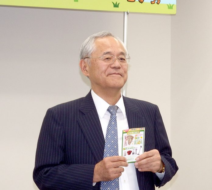 消費者キャンペーンの抽選を行う阿部豊太郎社長（丸美屋）