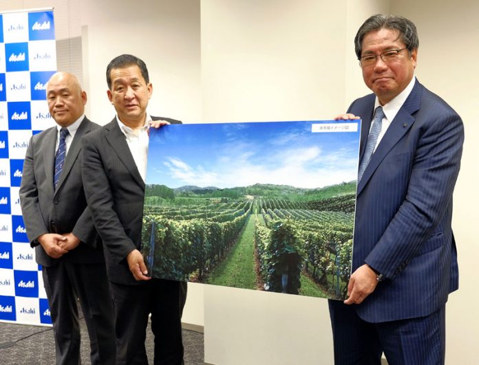 （右から）平野伸一社長（アサヒビール）、嶋保町長（余市町）、浩一社長（サントネージュ・ニッカ余市ヴィンヤード株式会社）