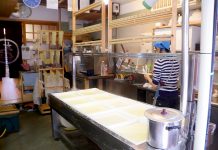 にがり特集 食品に重要な役割果たす 豆腐や塩製造に欠かせぬ原材料 にがり