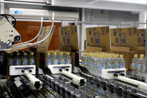 世界最速レベルの充填能力を誇る新ライン（「サントリー天然水　奥大山ブナの森工場」）