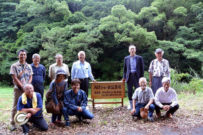 徳之島のＡＧＦコーヒー実証農場（品田社長＝後列右から２人目＝と吉玉代表＝前列右から２人目）