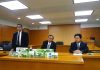会見する右近保社長（九州薬品工業）㊥ら