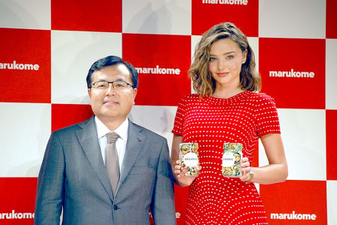 マルコメ・青木時男社長㊧とミランダ・カーさん