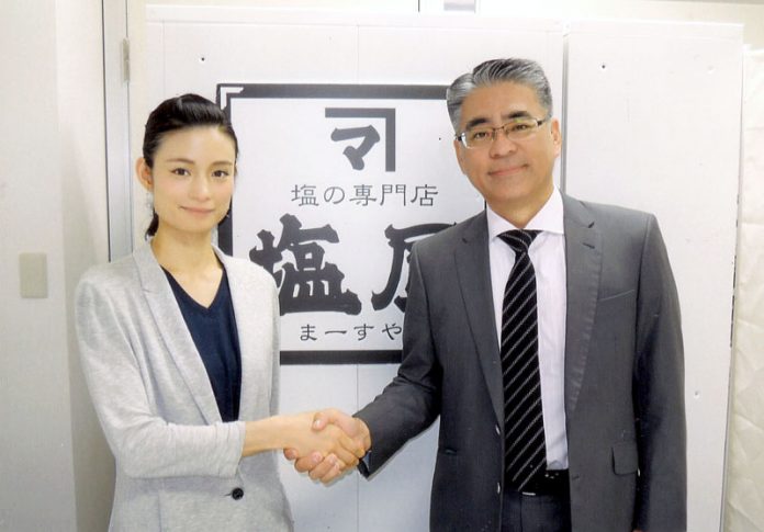 日本ソルトコーディネーター協会・青山志穂代表理事㊧とパラダイスプラン・西里長治社長