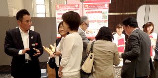 来場者に説明する前川信介大阪支社長（味の素）