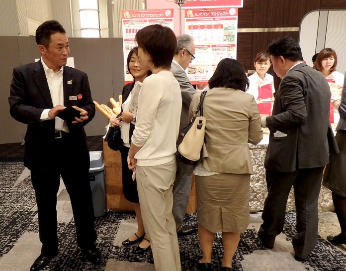 来場者に説明する前川信介大阪支社長（味の素）