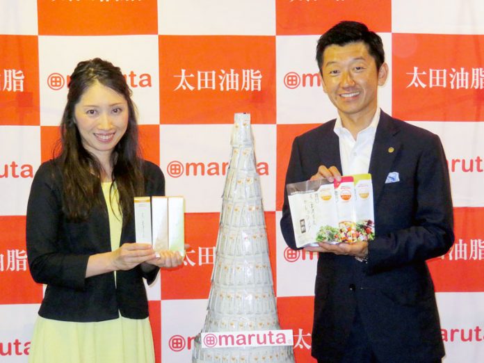 太田健介社長㊨と料理研究家の長田絢さん