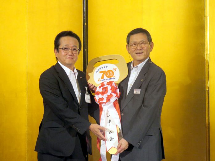 川股篤博サンホーム会長㊧から尾家啓二尾家産業社長に記念品目録を贈呈（サンホーム会 第３２回定時総会）