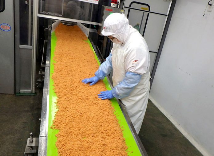 小骨や皮を徹底的にチェック（マルハニチロ北日本・森工場）