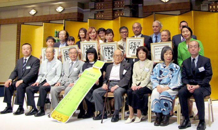 文部科学大臣賞に選ばれた宮下青生さん（前列中央）と本庄大介社長（同左）ト「第二十八回伊藤園お～いお茶新俳句大賞」
