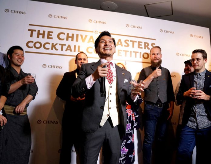 表彰式で鈴木敦氏（ザ・シーバスマスターズ２０１７）