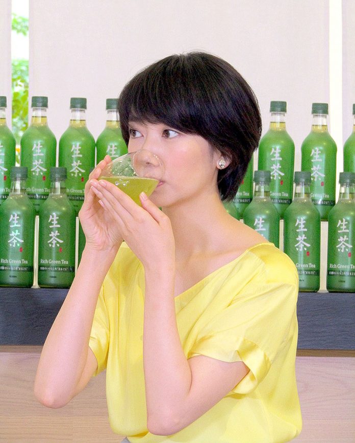 味の違いを体験する波瑠さん（「お茶のいろは　ｂｙ　Ｎａｍａｃｈａ）