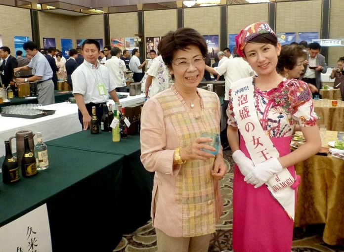 右：多良間香織さん（泡盛の女王）、左：玉那覇美佐子会長（沖縄酒造組合）