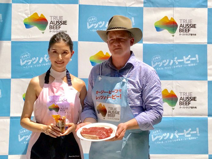 橋本マナミさん㊧とアンドリュー・コックスＭＬＡ駐日代表