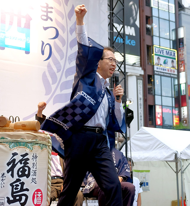 福島の酒をアピールする内堀雅雄知事（「ふくしま酒まつり」新橋駅）