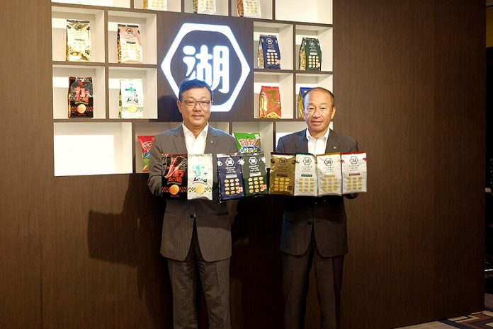 佐藤章社長㊧と小池孝会長（湖池屋）