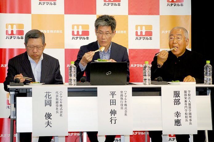 服部幸應氏㊨（服部学園）は「塩こうじが染み込んで柔らかい」と絶賛