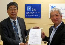 サクラ食品工業 FSSC22000&ISO9001 全社対象に認証取得 ロイド社・野浦 晃日本代表㊧とサクラ食品工業・ 藤原 拓社長