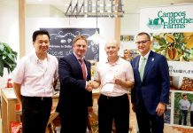 キャンポス社がフードバンク支援 NPOに寄付金贈呈 キャンポス・ブラザーズ社のスティーブン・キャンポス氏(中央㊧)と2HJのチャールズ・マクジルトンCEO(同㊨)