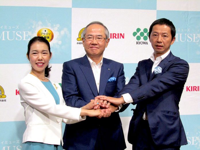磯崎功典社長㊥とキリンの佐野環事業創造部部長㊧、カルビーの小泉貴紀執行役員マーケティング本部本部長