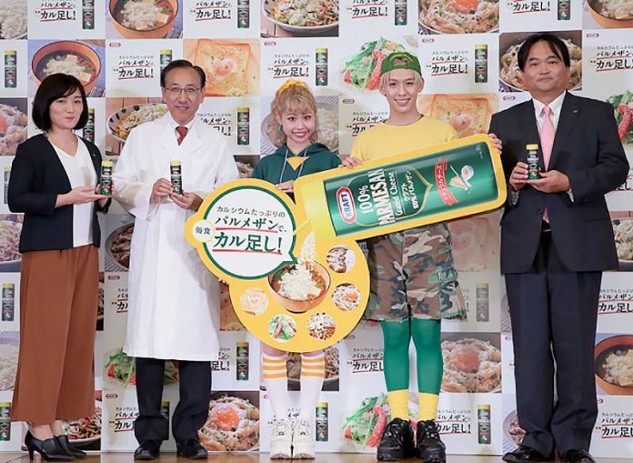 左から２人目が齋藤忠夫東北大教授（１４日のイベントで）（クラフト 森永乳業）