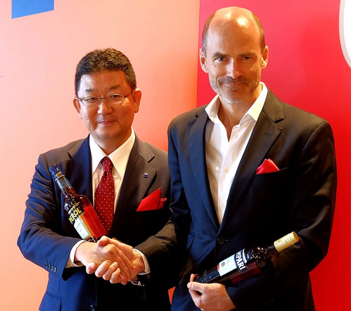 ジャスティン・ウエストン氏（右－ダビデ　カンパリ―ミラノ社）と笹原俊一マーケティング第三部長（アサヒビール）