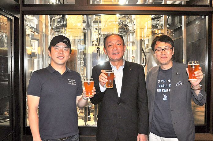 布施孝之 キリンビール社長（中）と和田徹 SVB社長（右）