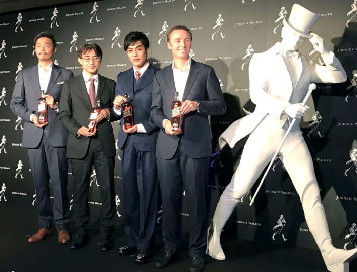 （右から）ハミルトン経営企画部長、北村一輝さん、西海枝毅社長、小泉達也ウイスキーカテゴリーディレクター（ジョニーウォーカーハイボールスタジオ）