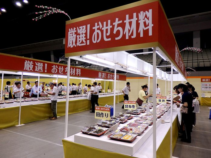 自由に盛りつけながら試食できるおせちコーナー(中村角 年末商品・新春企画展示会)