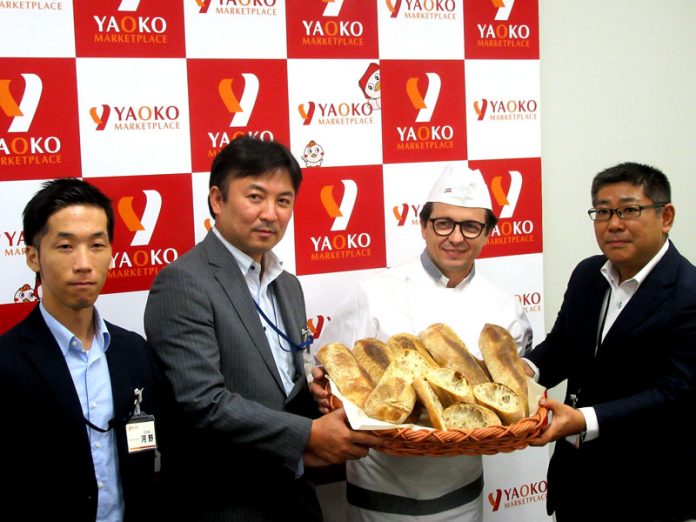 （左から）河野インストアベーカリー担当バイヤー、石塚孝則事業部長、エッツオ・マリナート氏、須長直樹担当部長（ヤオコー「ＰＩＮＯ」）