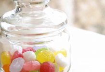 菓子流通 商社・食品卸の進出活発化 業界揺るがすコンビニ帳合 菓子 2017市況