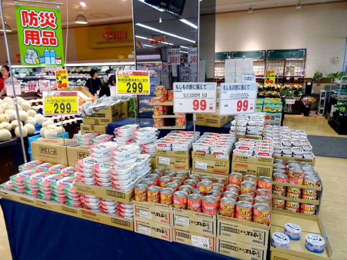 食品スーパーの防災用品コーナー