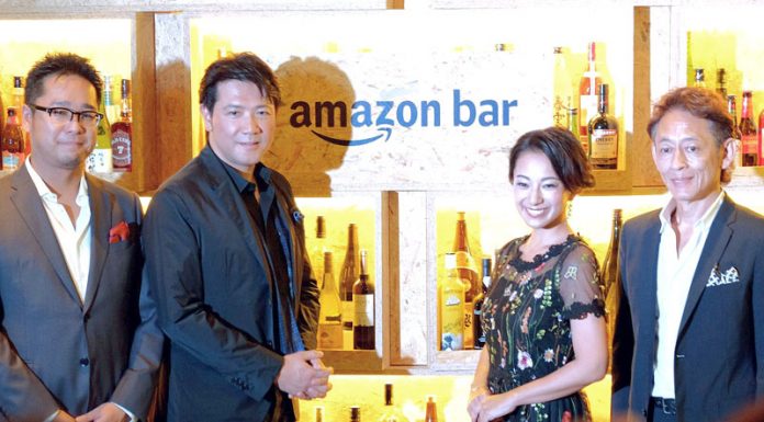 （左から）鈴木亘部長、別所哲也さん、三船美佳さん、前田宏本部長（１９日の発表会で）　－　アマゾンバー