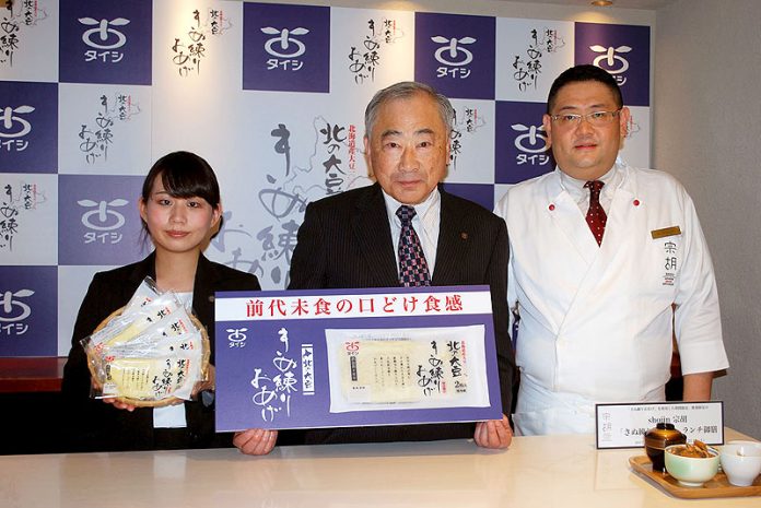 商品発表会で工藤社長（写真中央　太子食品工業）