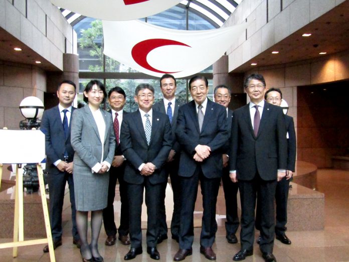 ネスレ日本の高岡浩三社長（中央左）と日赤の近衛忠煇社長（同右）