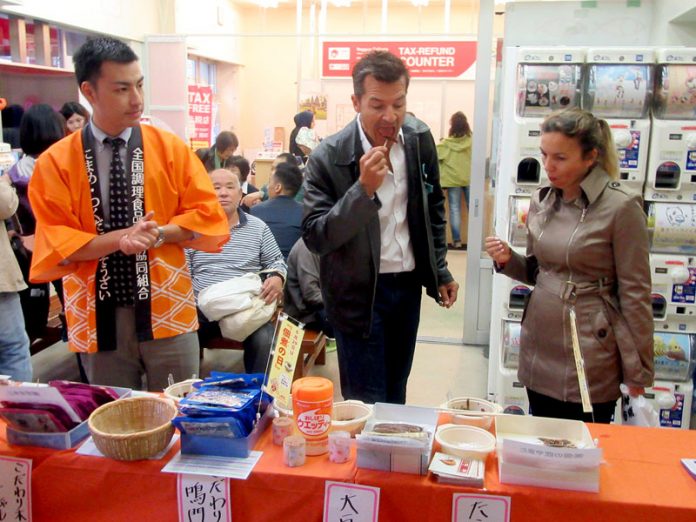 外国人観光客も多数訪れた（煮豆・佃煮フェア ）