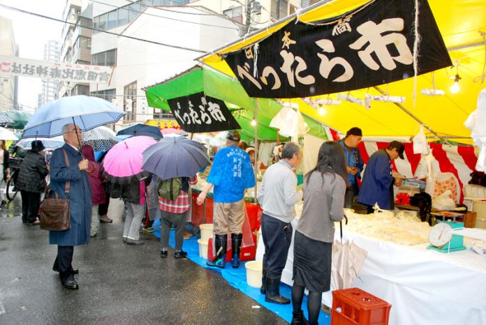 多くのべったら漬ファンが駆け付けた（日本橋小伝馬町－べったら市）